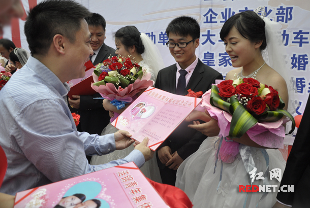 (华菱涟钢党委书记汪俊为31对新人颁发了"涟钢青年集体婚礼纪念珠书